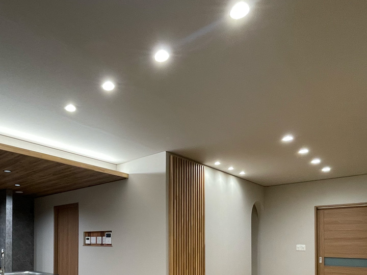 埋め込み照明にすることで照明器具が部屋の中に張り出さず、天井をすっきりと見せることができます。<br />
広々と開放的なお部屋に感じさせてくれます。
